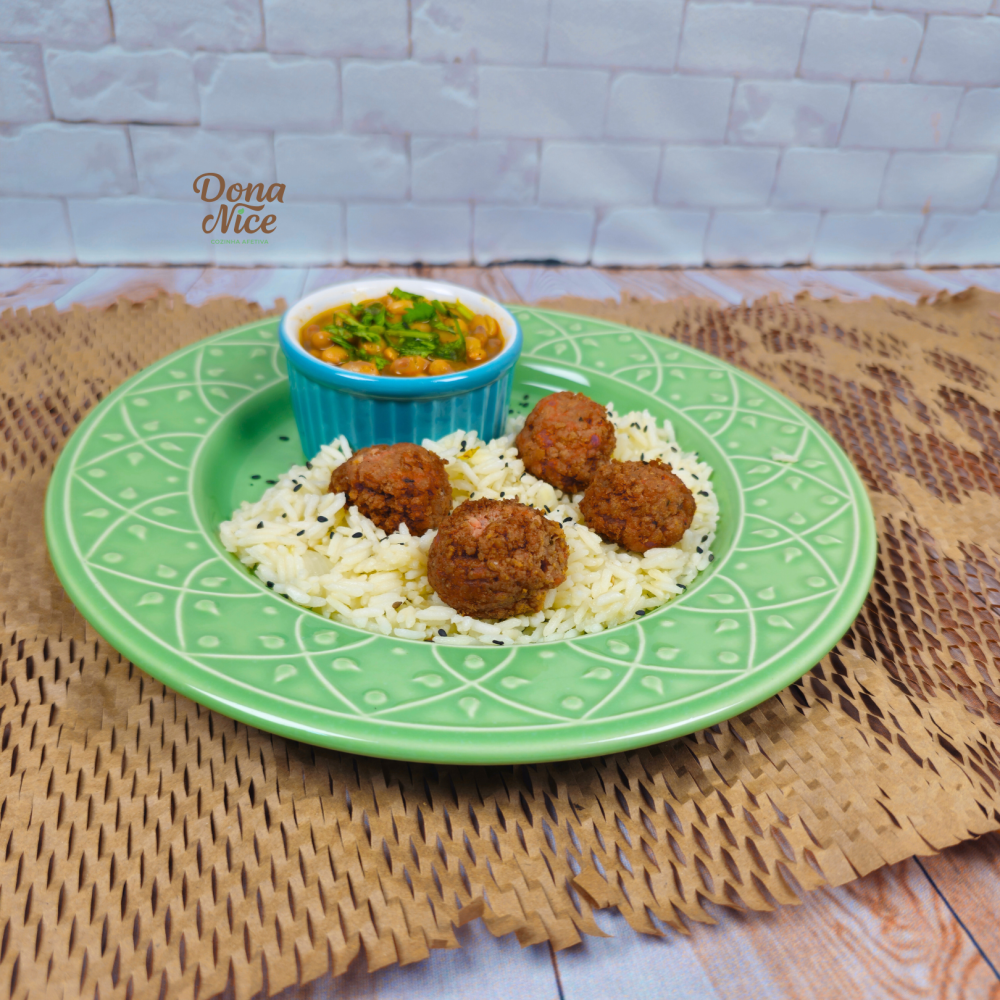 almondegas de carne, feijão e arroz